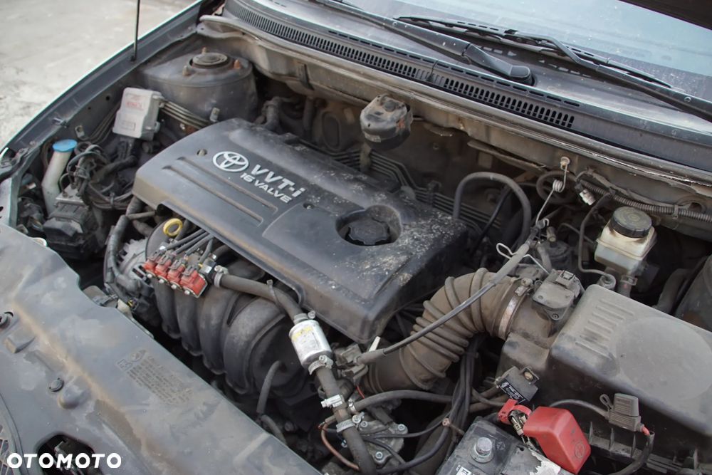Auto na części - Toyota Corolla E12 1.4 VVT-i 97 KM 4ZZ-FE MTM 1C3 2002R Silnik Skrzynia Drzwi Maska Klapa Zderzak Błotnik Szyba Klamka Lampa Lusterko Deska Kokpit Sterownik Moduł Czujnik Licznik Panel Kierownica - 16