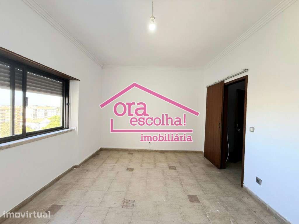Apartamento T2 com 92 m2 e VARANDA no Centro das Paivas! - Grande imagem: 2/13