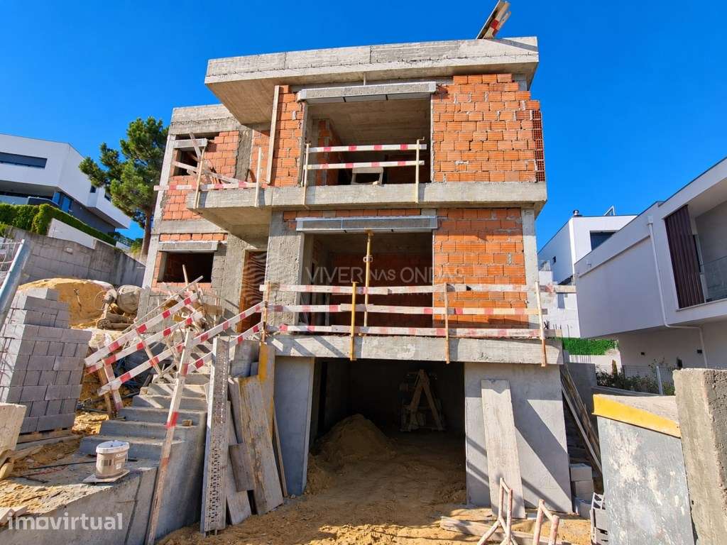 OFERTA DA ESCRITURA | Moradia V4 Nova com Piscina | Sobreda - Grande imagem: 2/30