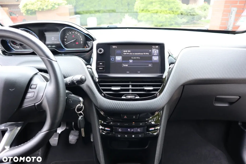 Peugeot 2008 1.2 Pure Tech Allure S&S - 17
