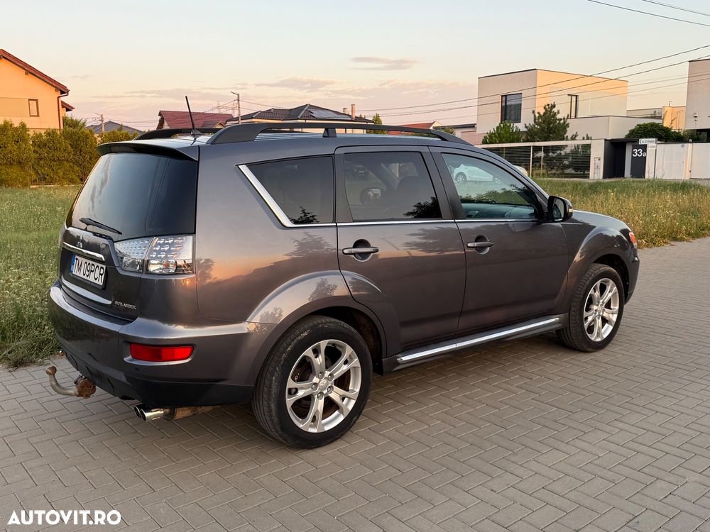 Mitsubishi Outlander - 2