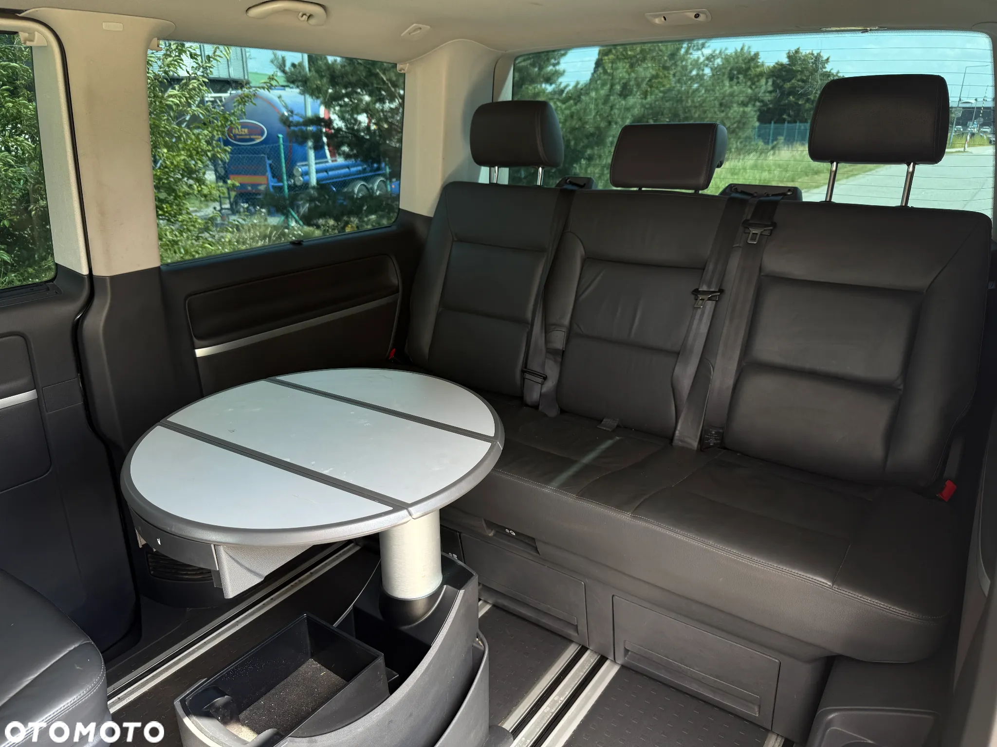 Volkswagen Multivan - 11