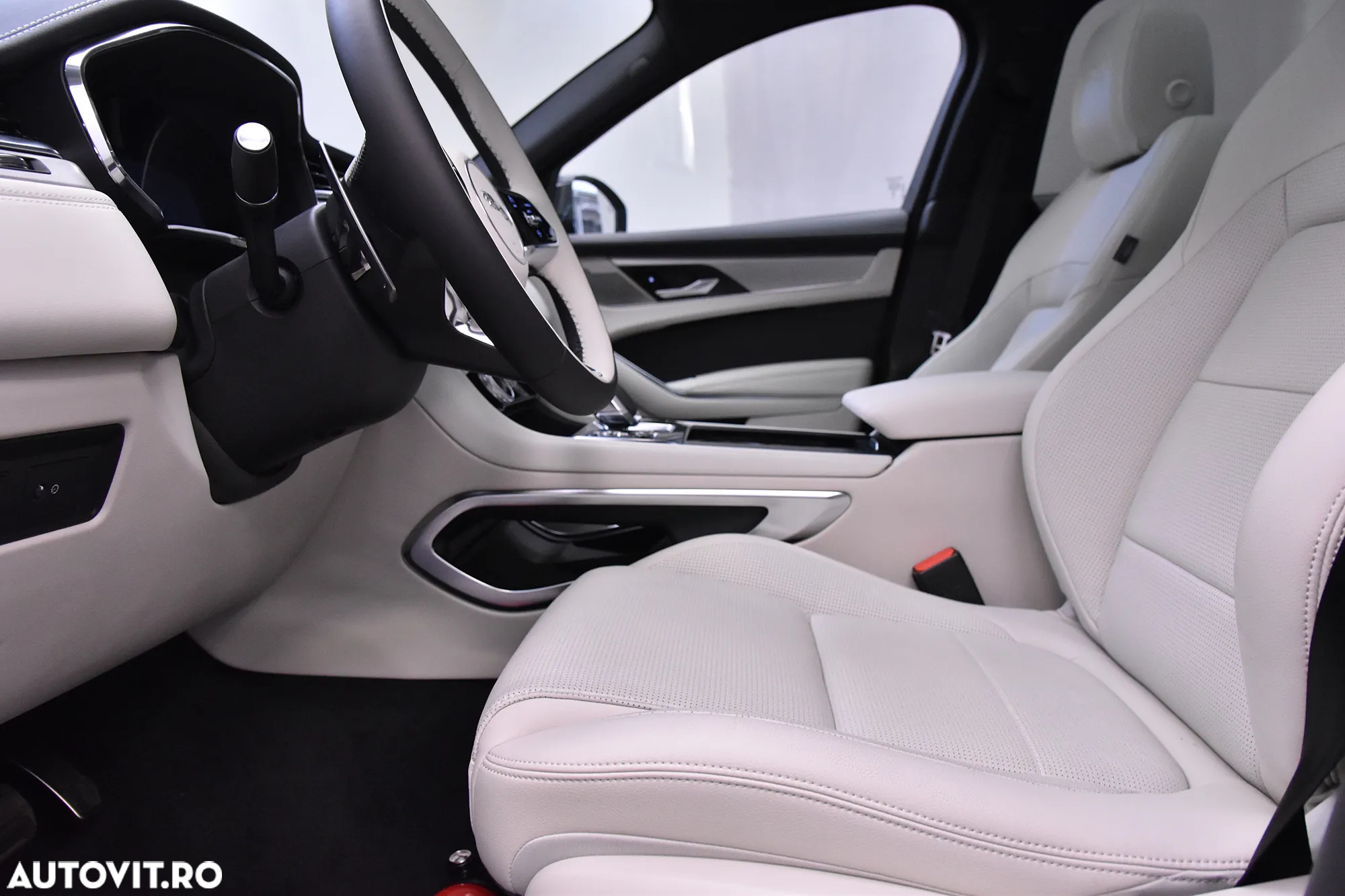Jaguar F-Pace P250 AWD R-Dynamic SE - 12