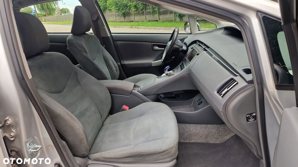 Toyota Prius (Hybrid) Executive - 11