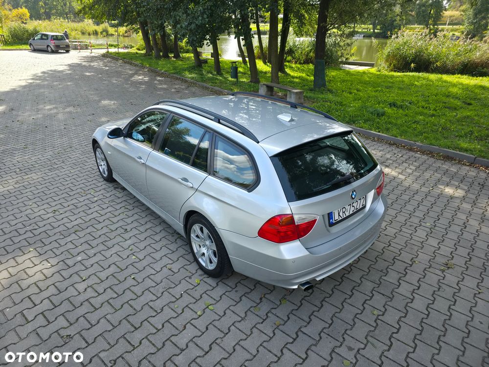 BMW Seria 3 318i Touring - 14
