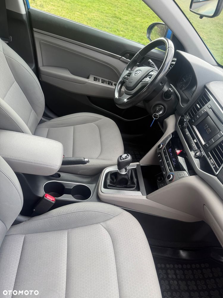 Hyundai Elantra 1.6 Comfort - 9