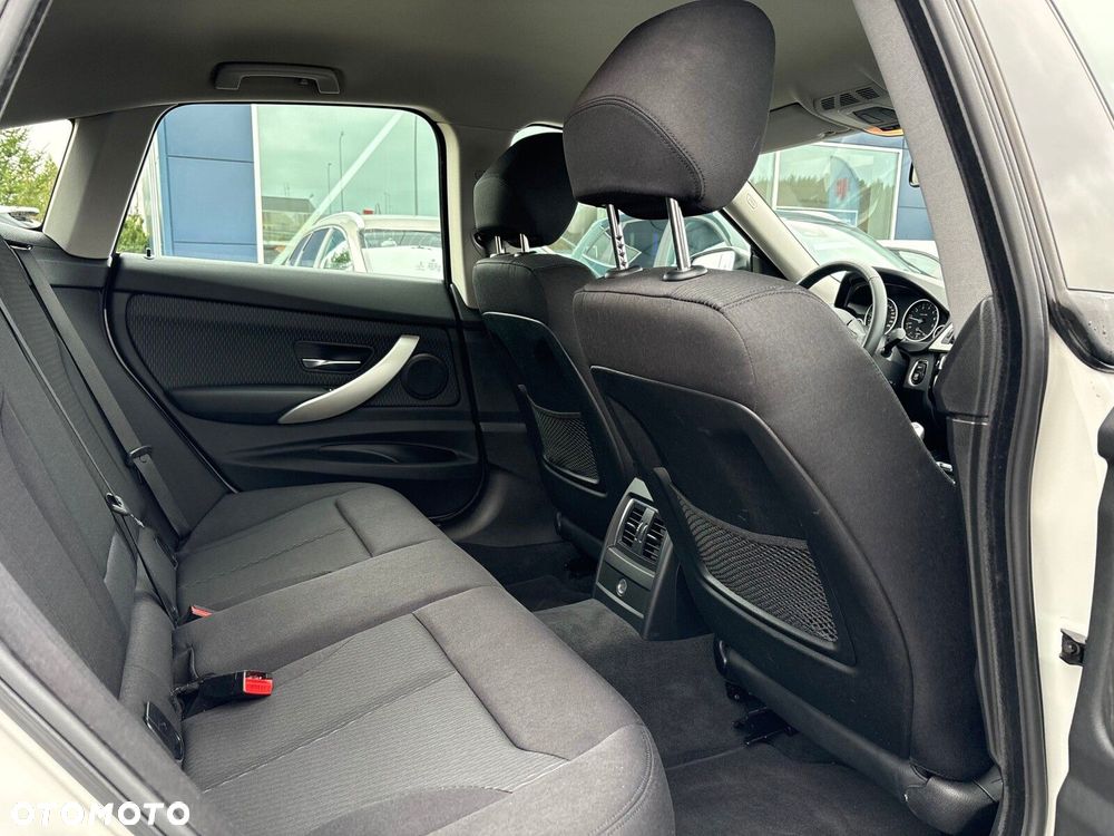BMW Seria 3 320i GPF xDrive - 28