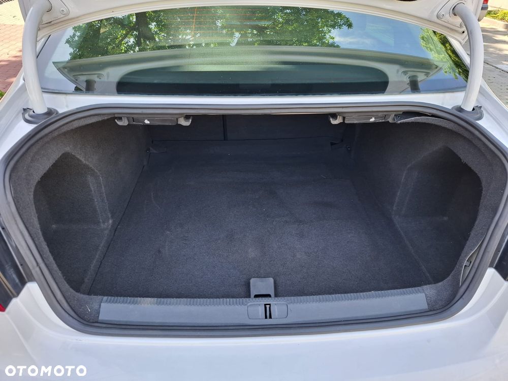 Volkswagen Passat 1.6 TDI Trendline - 15