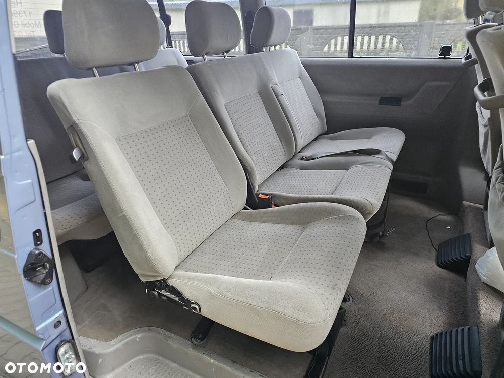 Volkswagen Caravelle - 11