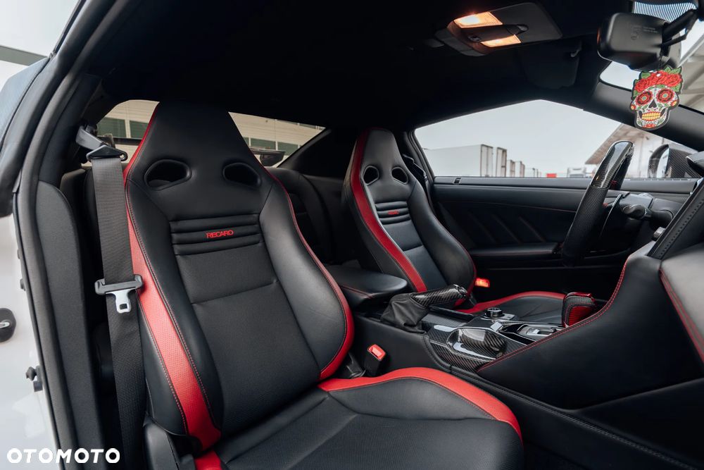 Nissan GT-R - 25