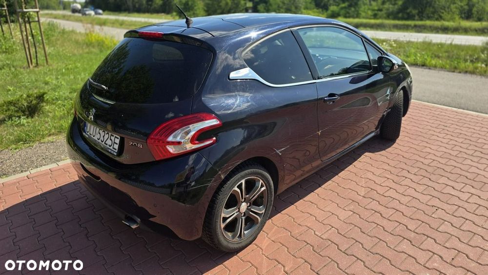 Peugeot 208 - 8