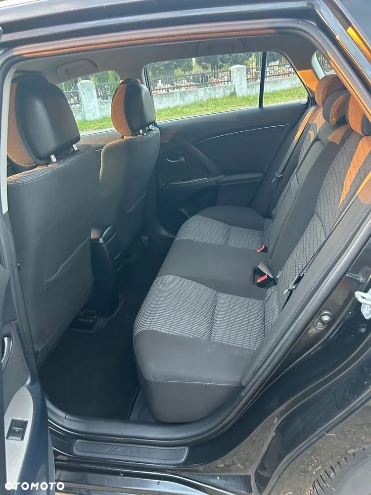 Toyota Avensis Combi 2.0 D-4D Sol - 17
