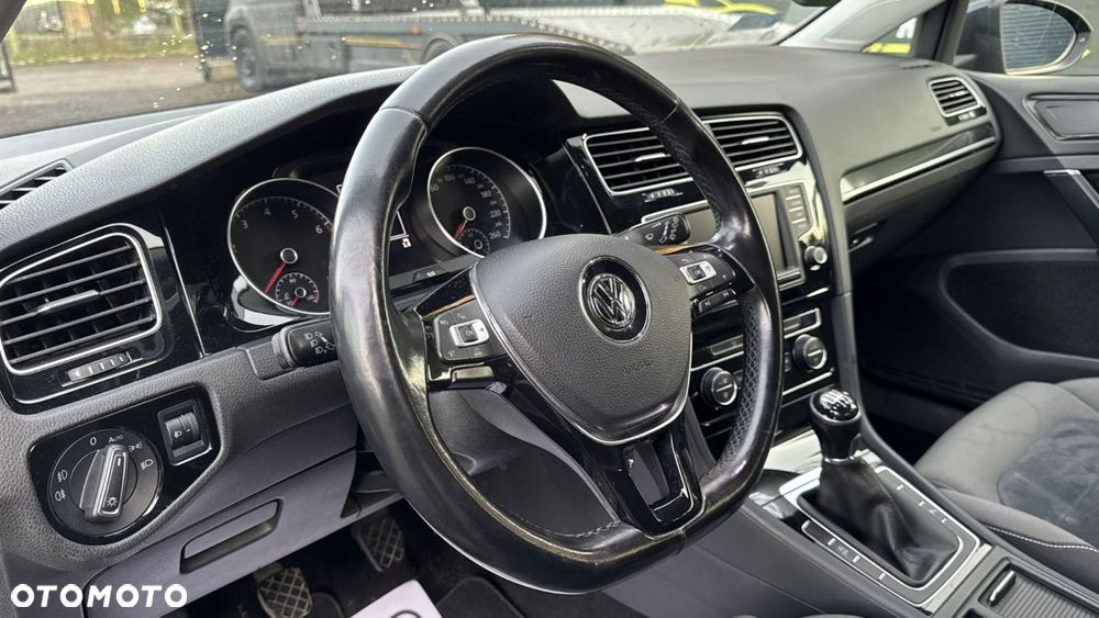 Volkswagen Golf - 34