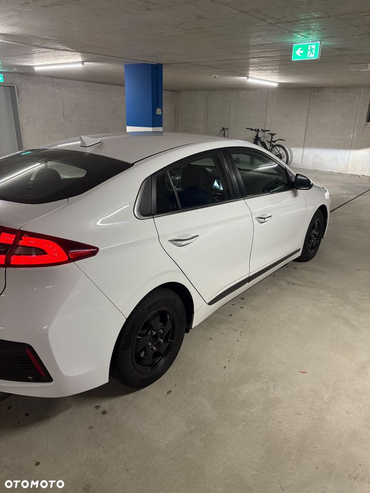 Hyundai IONIQ - 10
