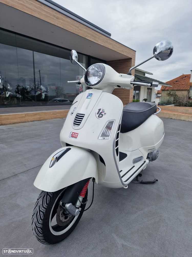 Piaggio Vespa GTS 300 Super - 11