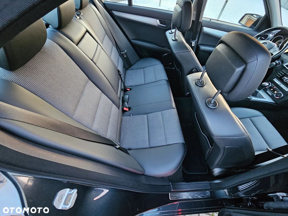Mercedes-Benz Klasa C 180 CGI BlueEFFICIENCY Avantgarde - 15