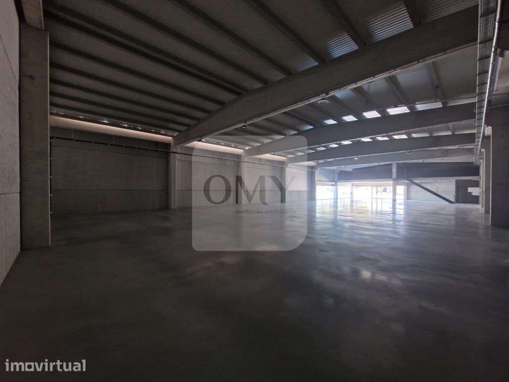 Armazém novo com 2 pisos e cais junto à Zona Industrial de Vila Real - Grande imagem: 4/18