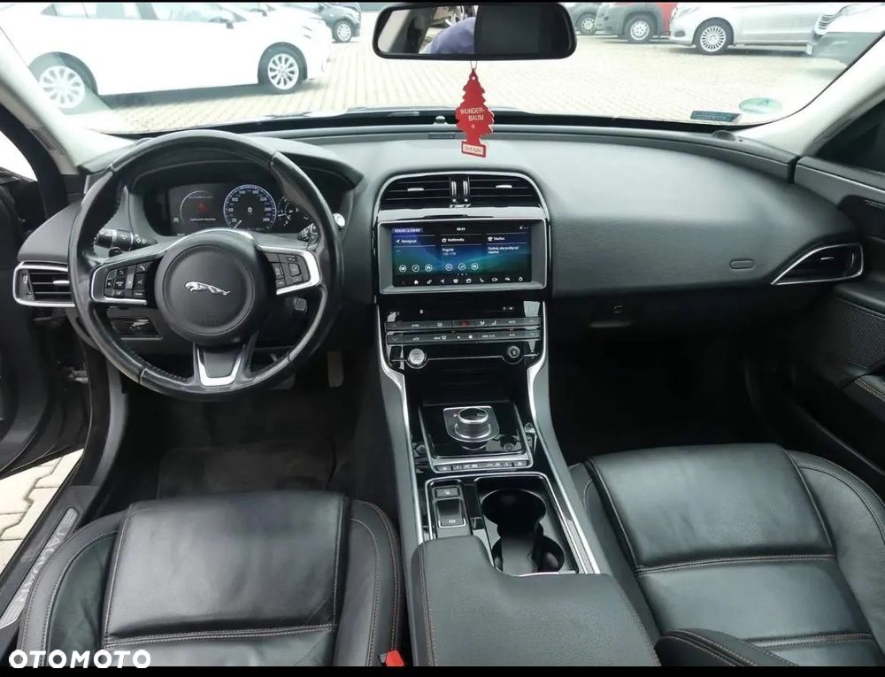 Jaguar XE 2.0 D Prestige - 5