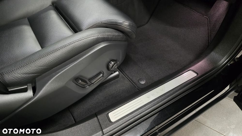 Volvo XC 60 B4 D AWD Ultimate Dark - 20
