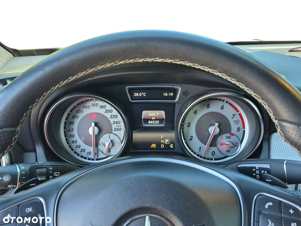 Mercedes-Benz GLA 180 7G-DCT - 15