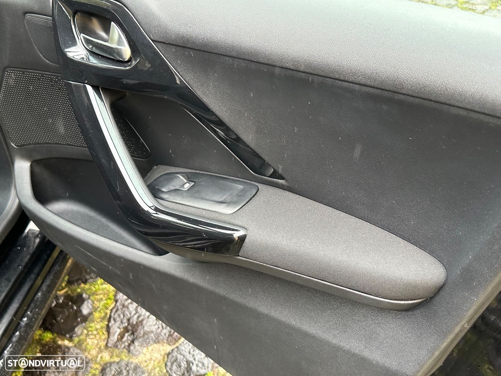 Peugeot 208 1.2 PureTech Active - 12