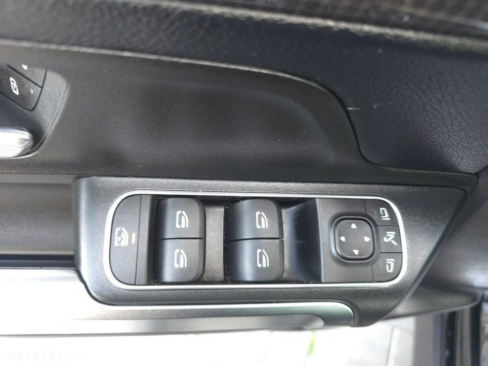 Mercedes-Benz GLB - 32