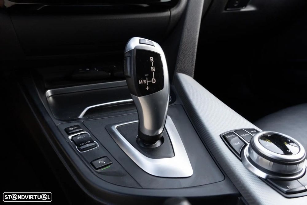 BMW 318 d Pack Desportivo M Auto - 25