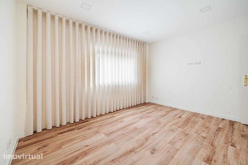 Fantástico T2 Remodelado com Terraço, Box para 2 Carros - Grande imagem: 4/12