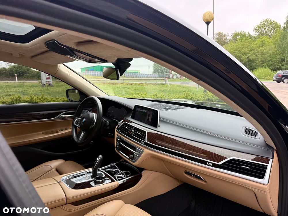 BMW Seria 7 750i xDrive sport - 9