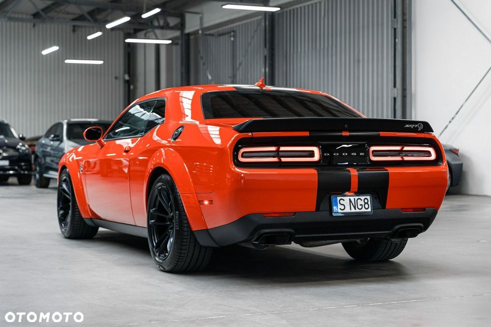 Dodge Challenger - 12