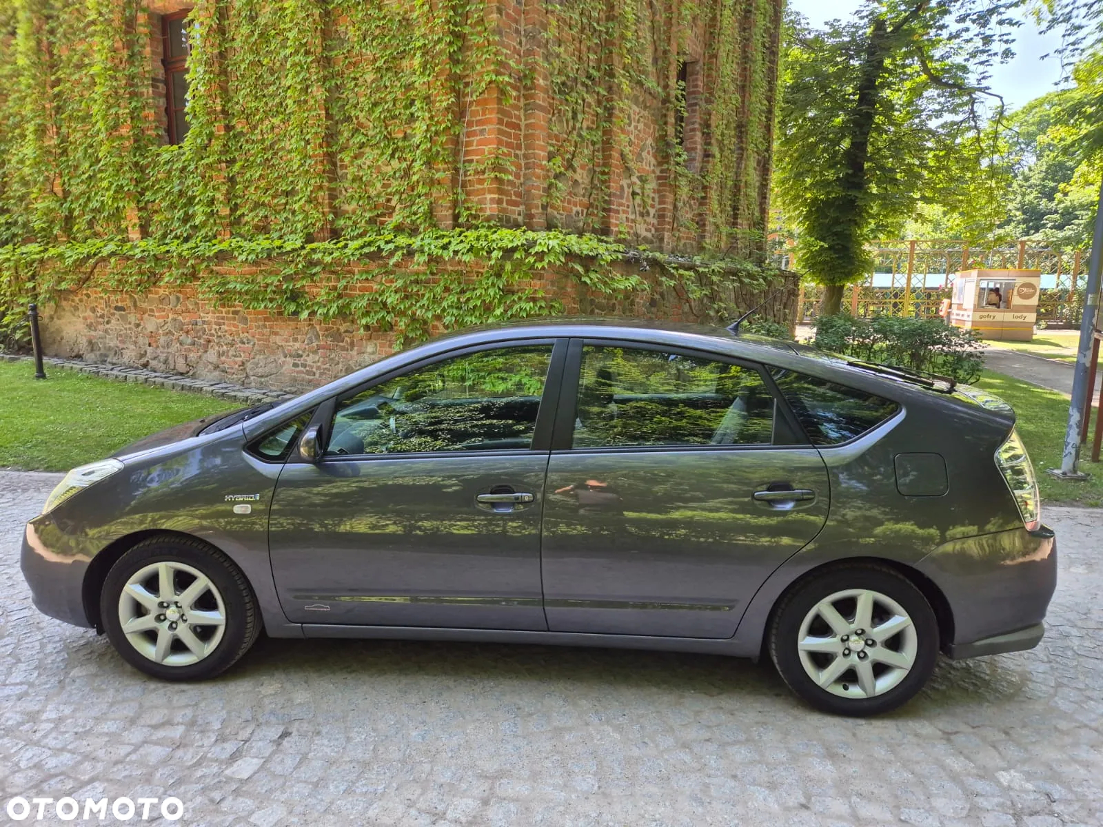 Toyota Prius (Hybrid) Executive - 4
