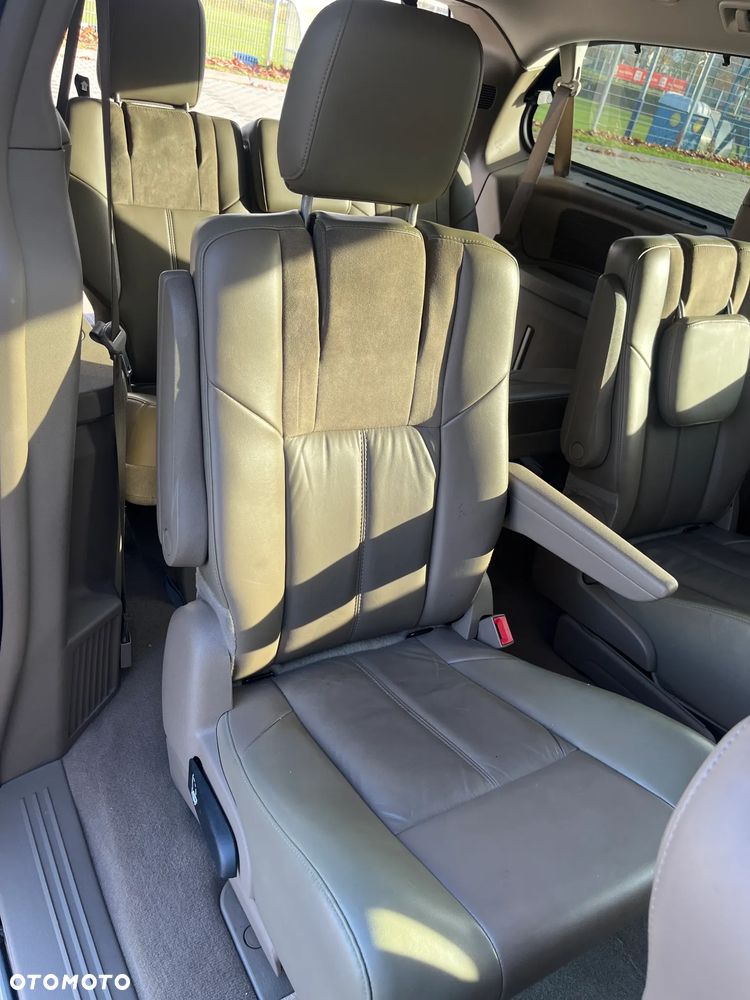 Chrysler Town & Country 3.6 Limited - 14