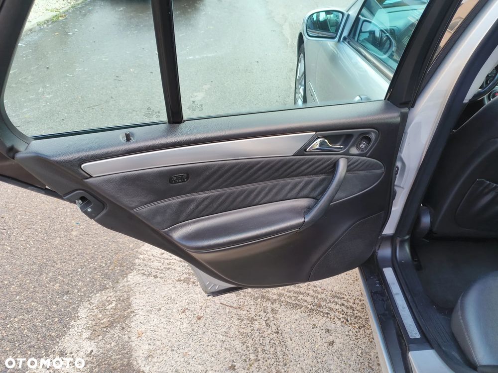 Mercedes-Benz Klasa C 320 4Matic Avantgarde Sport Edition - 14