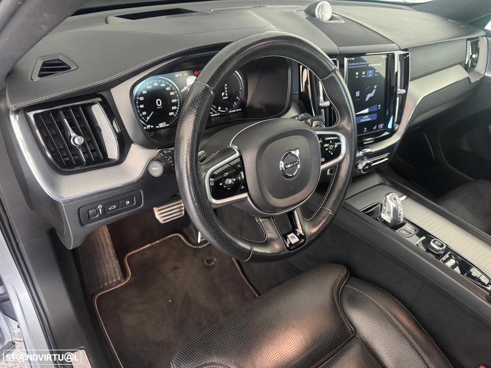 Volvo XC 60 2.0 T8 PHEV R-Design AWD - 12