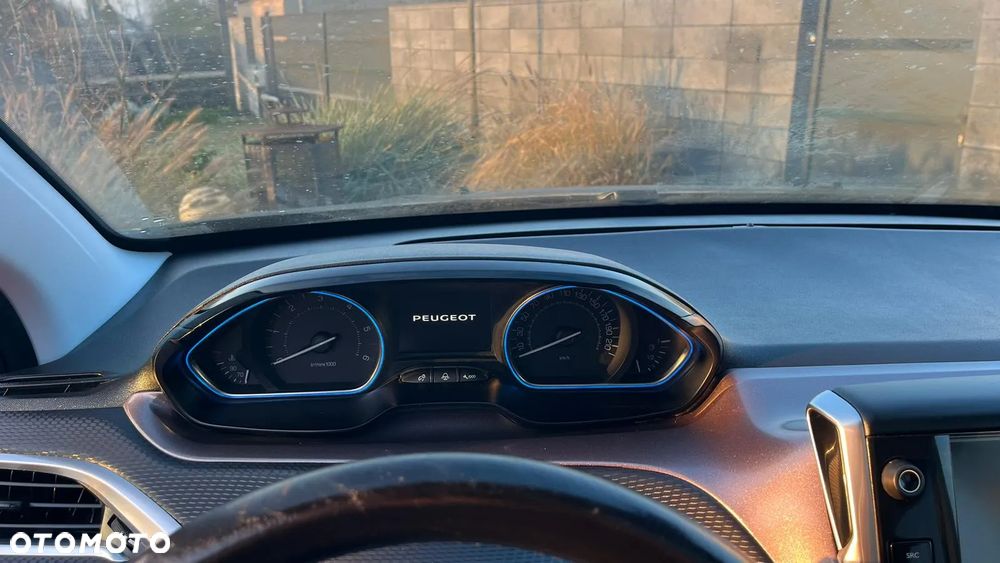 Peugeot 2008 1.6 BlueHDi Allure S&S - 11