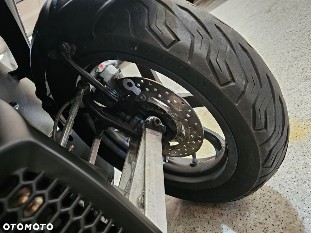 Piaggio MP-3 - 10