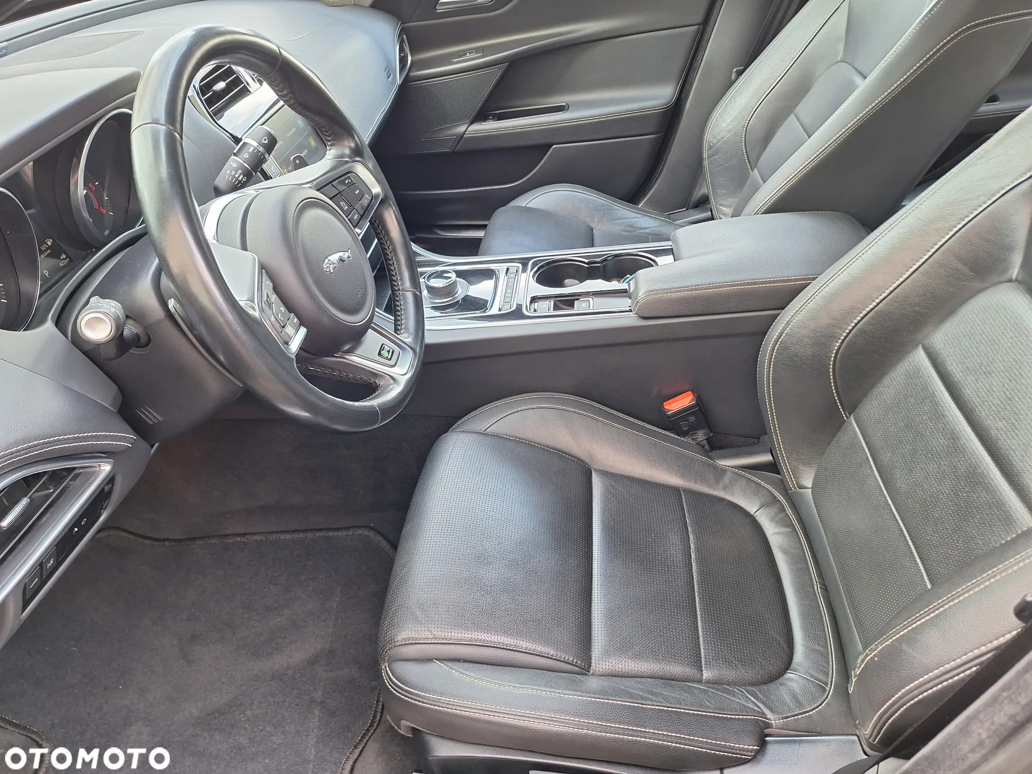 Jaguar XE 2.0 D R-Sport - 26