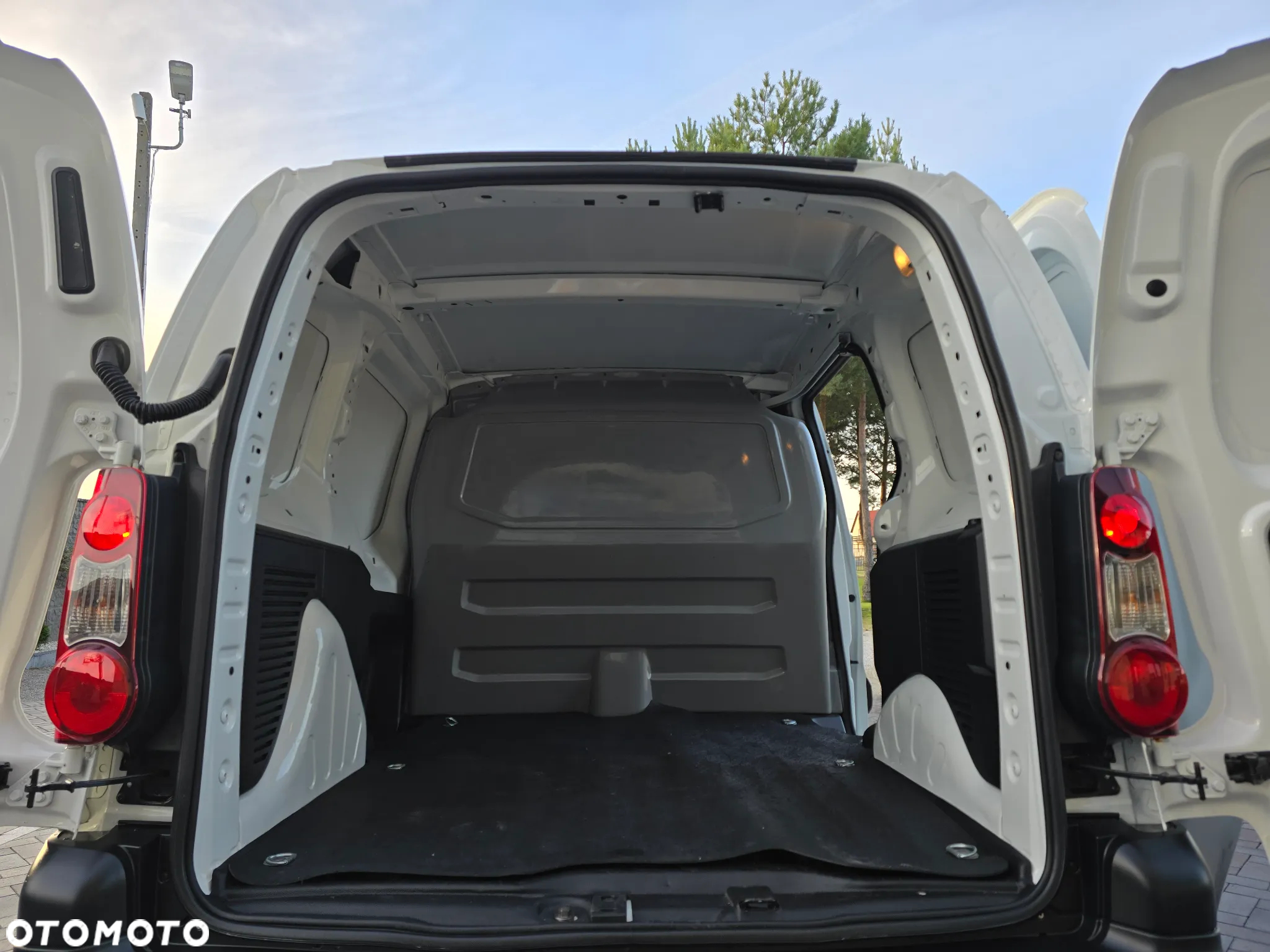 Peugeot PARTNER L1 1.6 HDI 90KM KLIMA LEKTRYKA SALON PL - 18