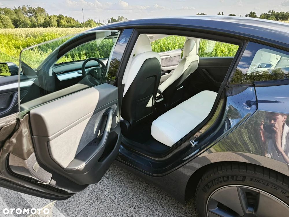 Tesla Model 3 - 8