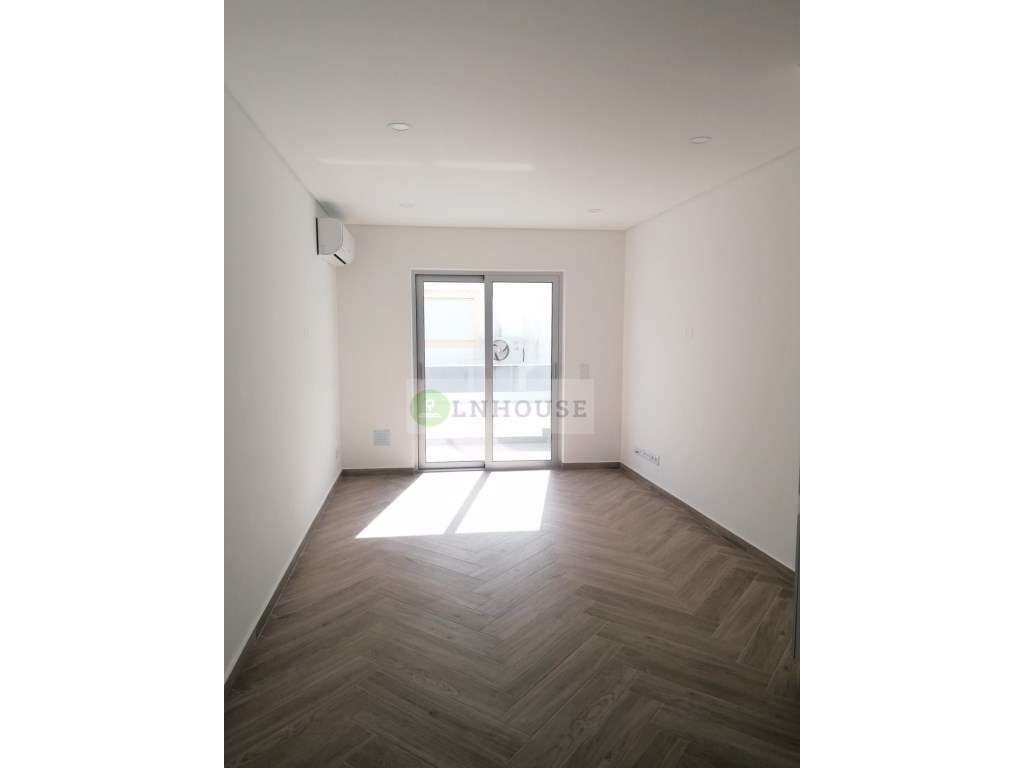 Apartamento de tipologia T1 novo a 250 m da praia de Monte Gordo. - Grande imagem: 2/23