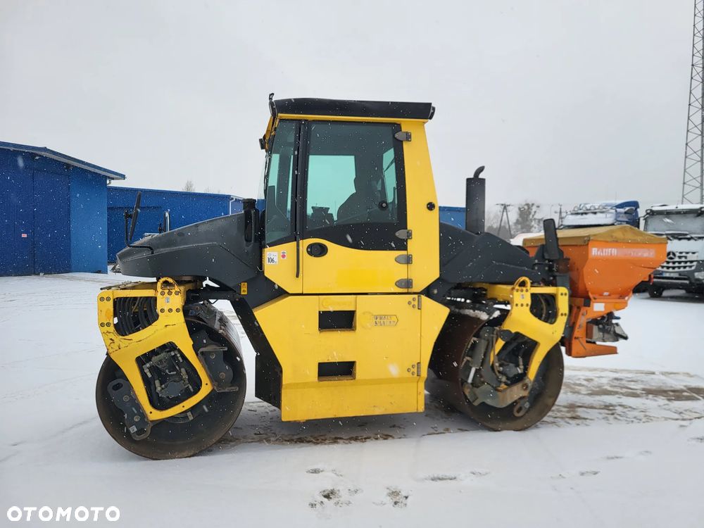 Bomag BW 154 AP 4 AM + rozsypywacz grysu z Niemiec - 6