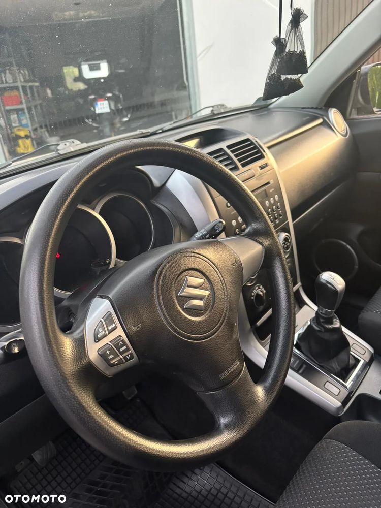 Suzuki Grand Vitara 2.0 - 7