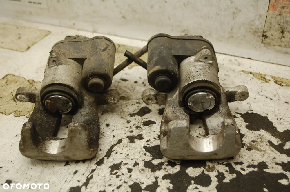 ZACISK HAMULCOWY ELEKTRYCZNY PRAWY TYŁ TYLNY VW PASSAT B6 - 3