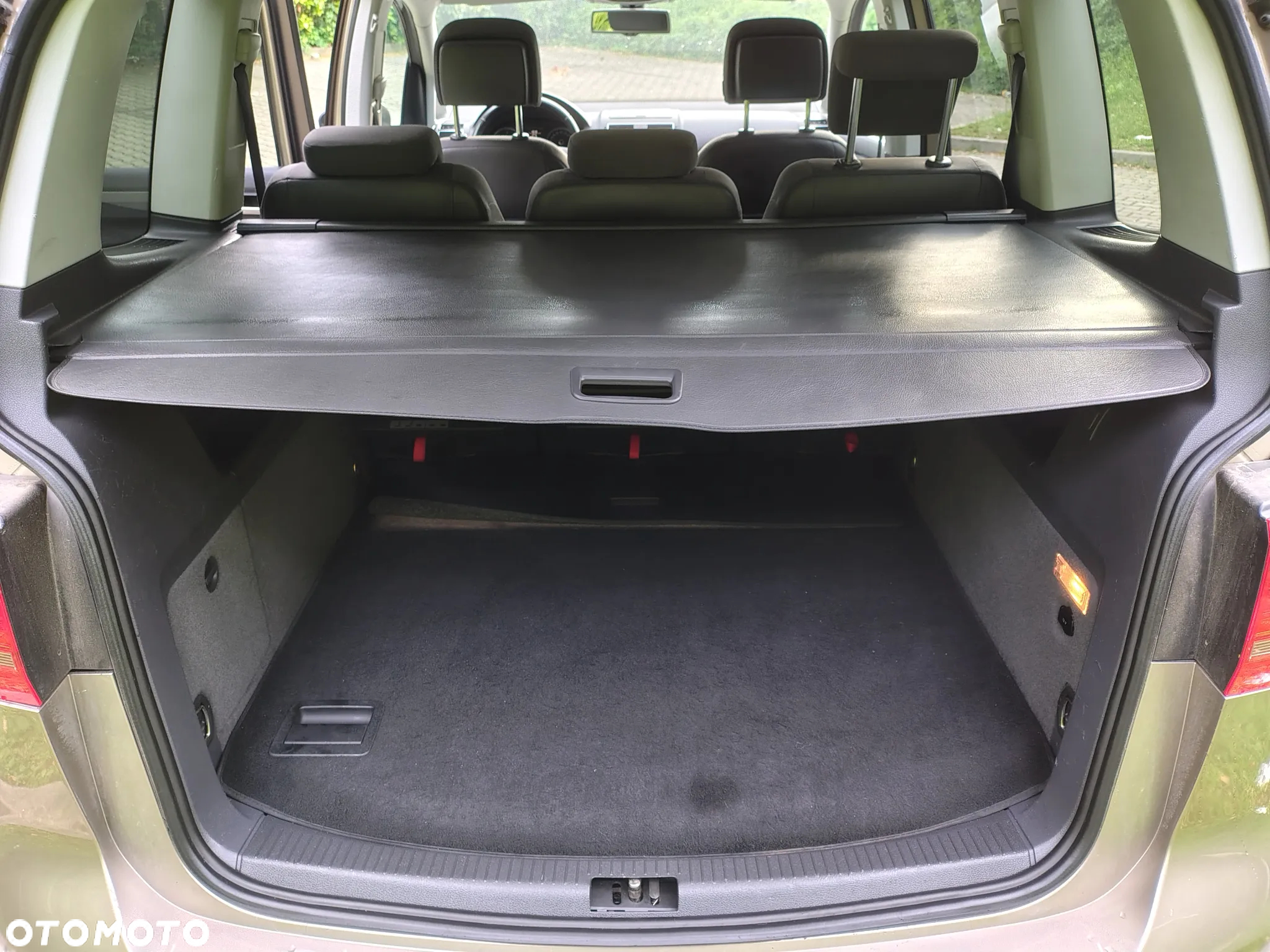 Volkswagen Touran 1.6 TDI DPF BlueMotion Technology Highline - 23
