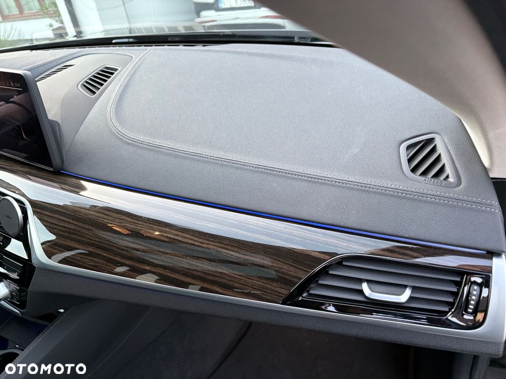 BMW Seria 5 540i xDrive Touring Luxury Line - 36