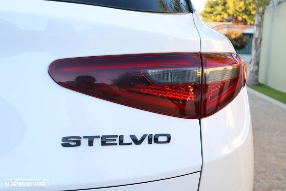 Alfa Romeo Stelvio 2.2 D AT8 - 8