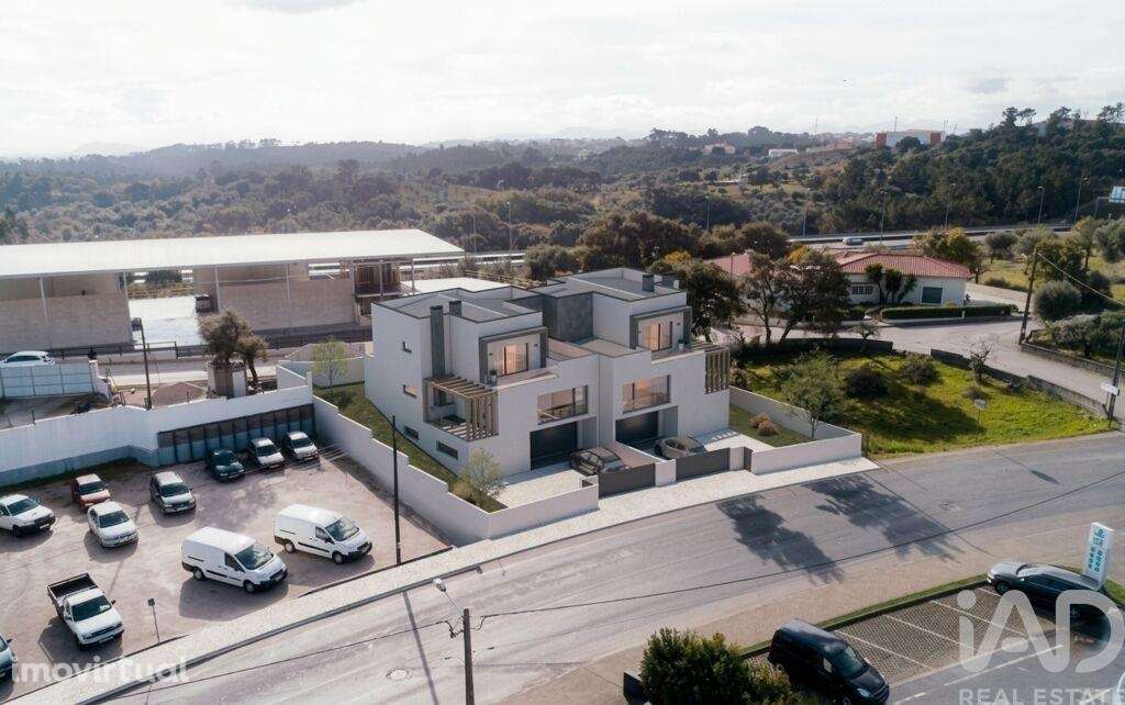 Moradia geminada T4 em Santa Catarina da Serra e Chainça de 184 m2 - Grande imagem: 4/28