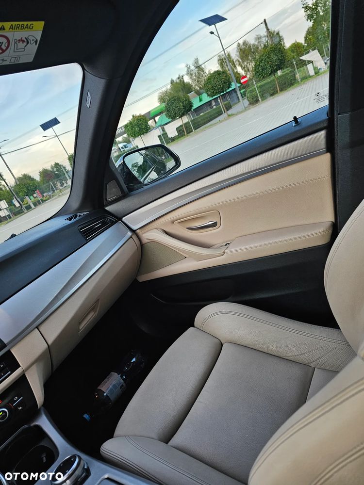BMW Seria 5 525d xDrive - 27