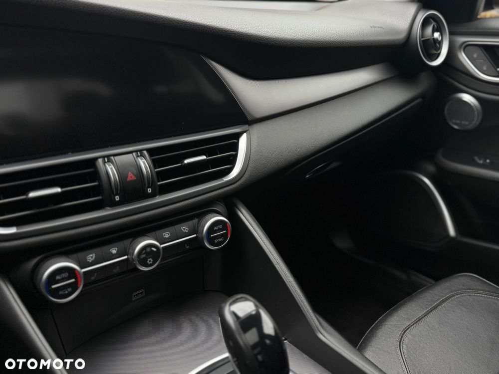 Alfa Romeo Giulia 2.0 Turbo 16V AT8 Veloce Ti - 23