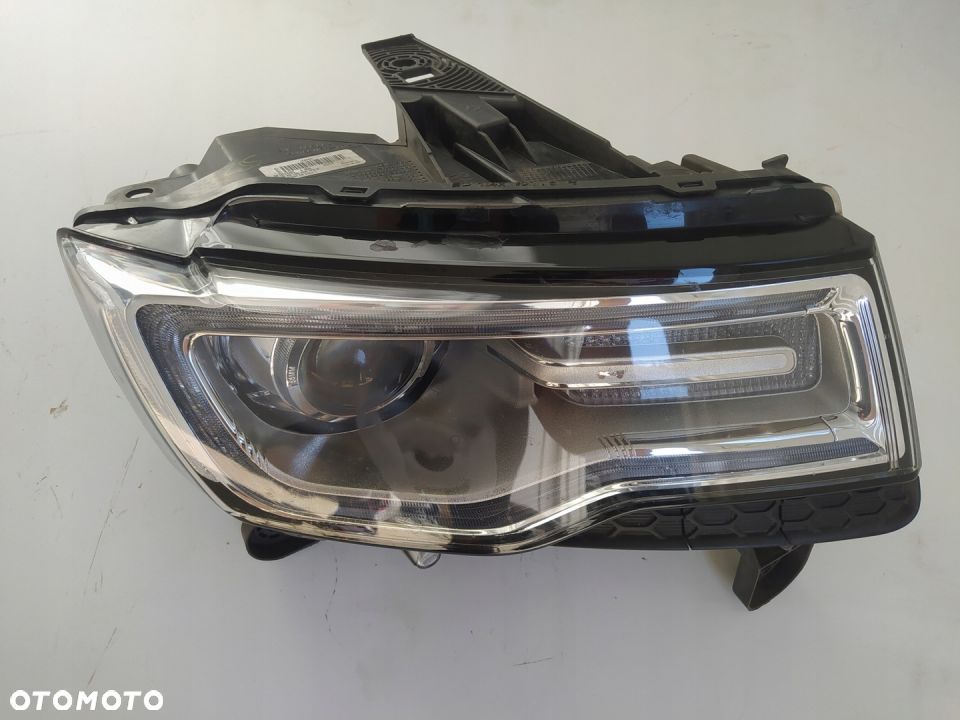 JEEP GRAND CHEROKEE WK2 PRAWA LAMPA PRZEDNIA XENON